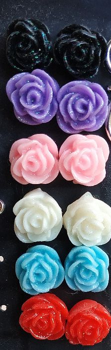 Conjunto de brincos pequenos com rosas com mostrador