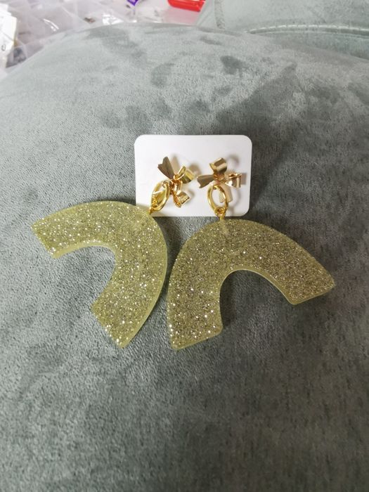 Brincos fios porta chaves