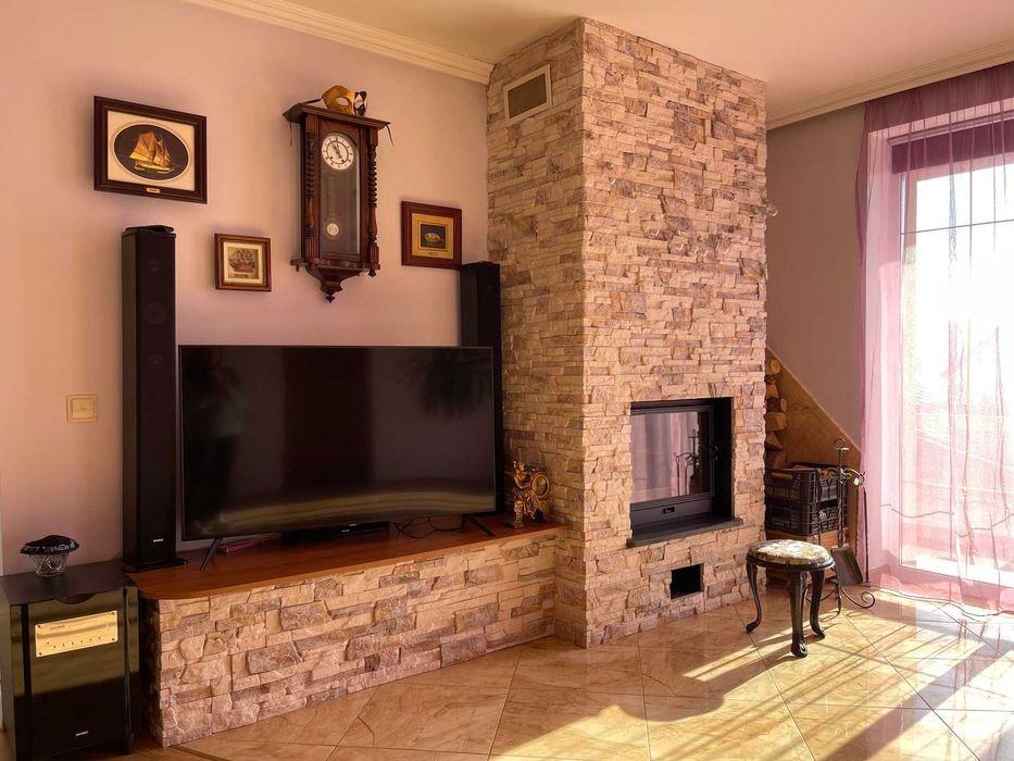 Продається будинок з ділянкою,банею. Зручна локація.