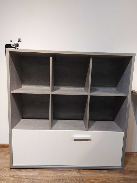 Biblioteczka z szufladą