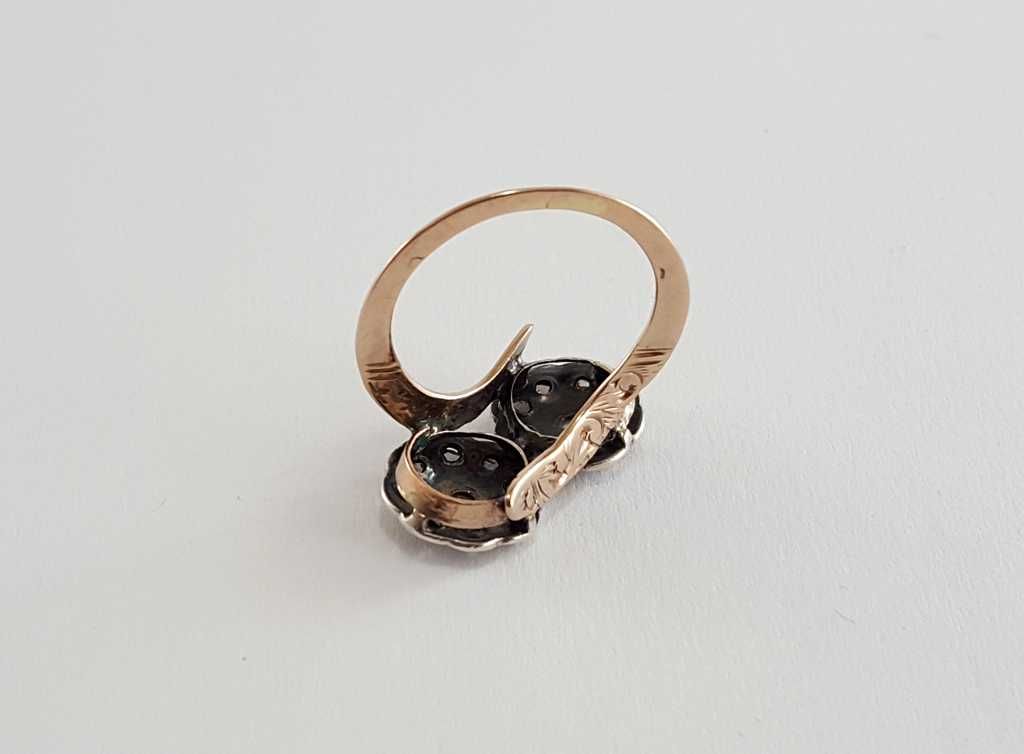 Złoty pierścionek z rautami diamentowymi 0,60 ct z ok. 1900 roku