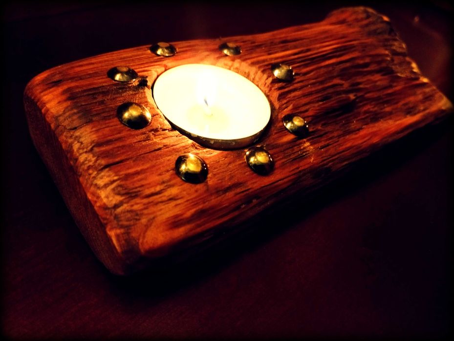 Drewniany ręcznie robiony świecznik podgrzewacz