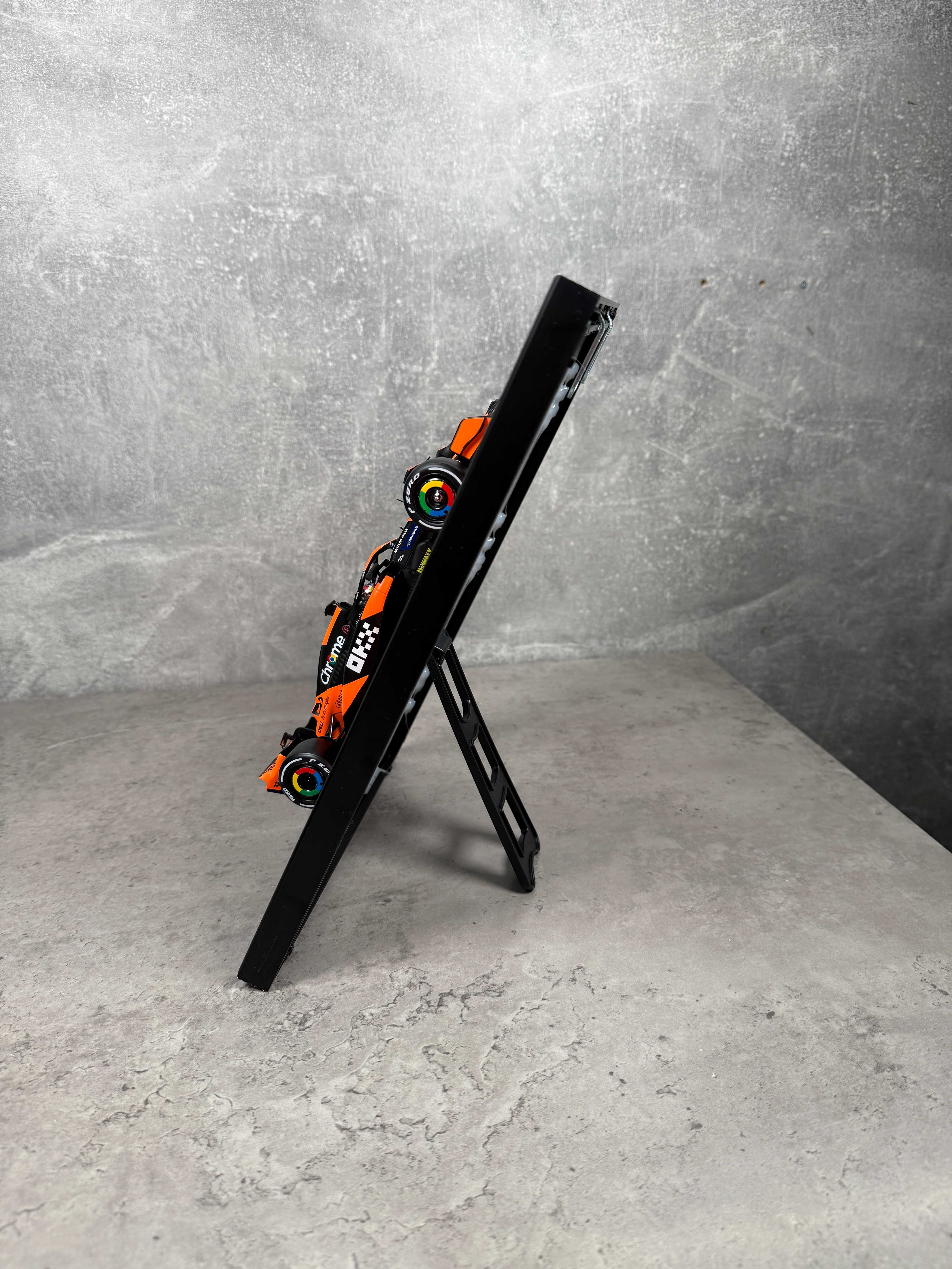 BBurago F1 30x21см (A4) McLaren MCL38 2024 - 1/24 #81 Oscar Piastri