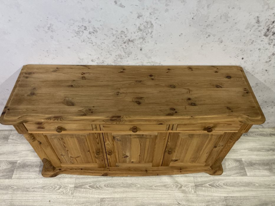 Duża, zdobiona komoda sosnowa