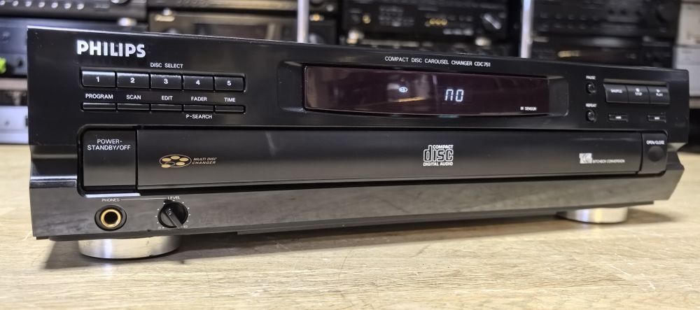 CD програвач Philips CDC751