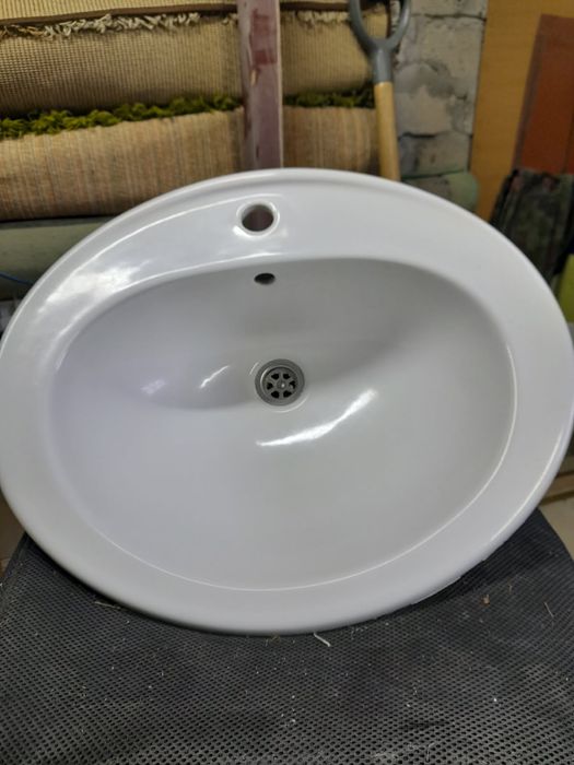 Biała porcelanowa umywalka