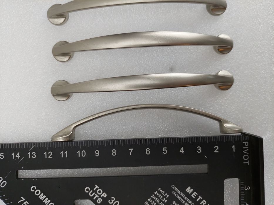 Srebrny metalowy uchwyt gałka meblowa