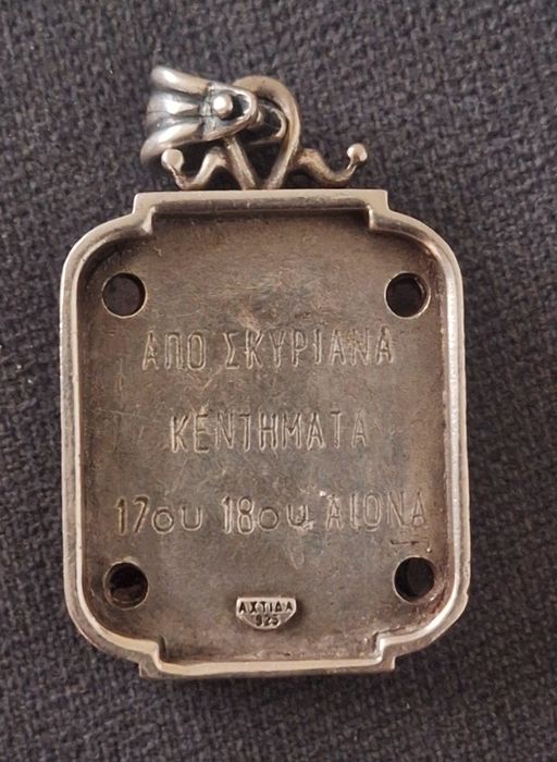 Srebrny medalion z ametystami