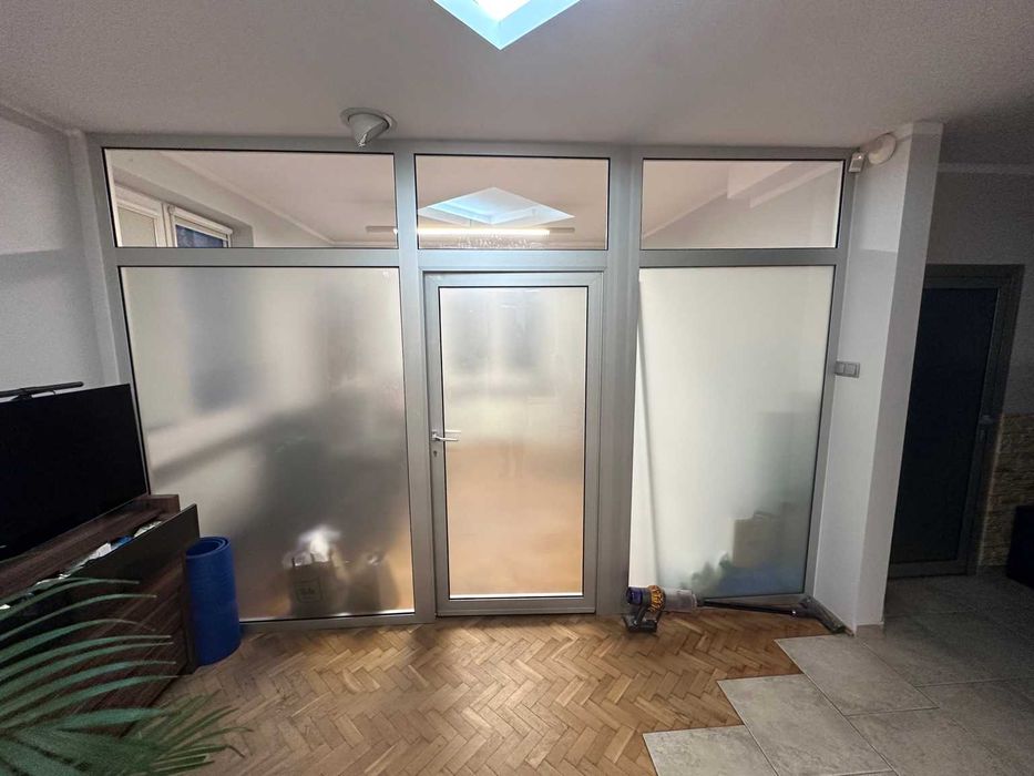 Ścianka aluminiowo-szklana  z drzwiami 384 cm x 263 cm