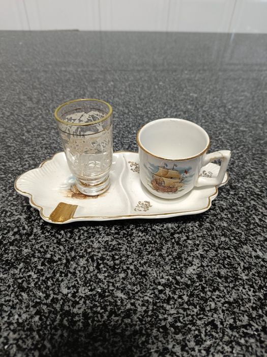 Chávena de café prato e um cálice