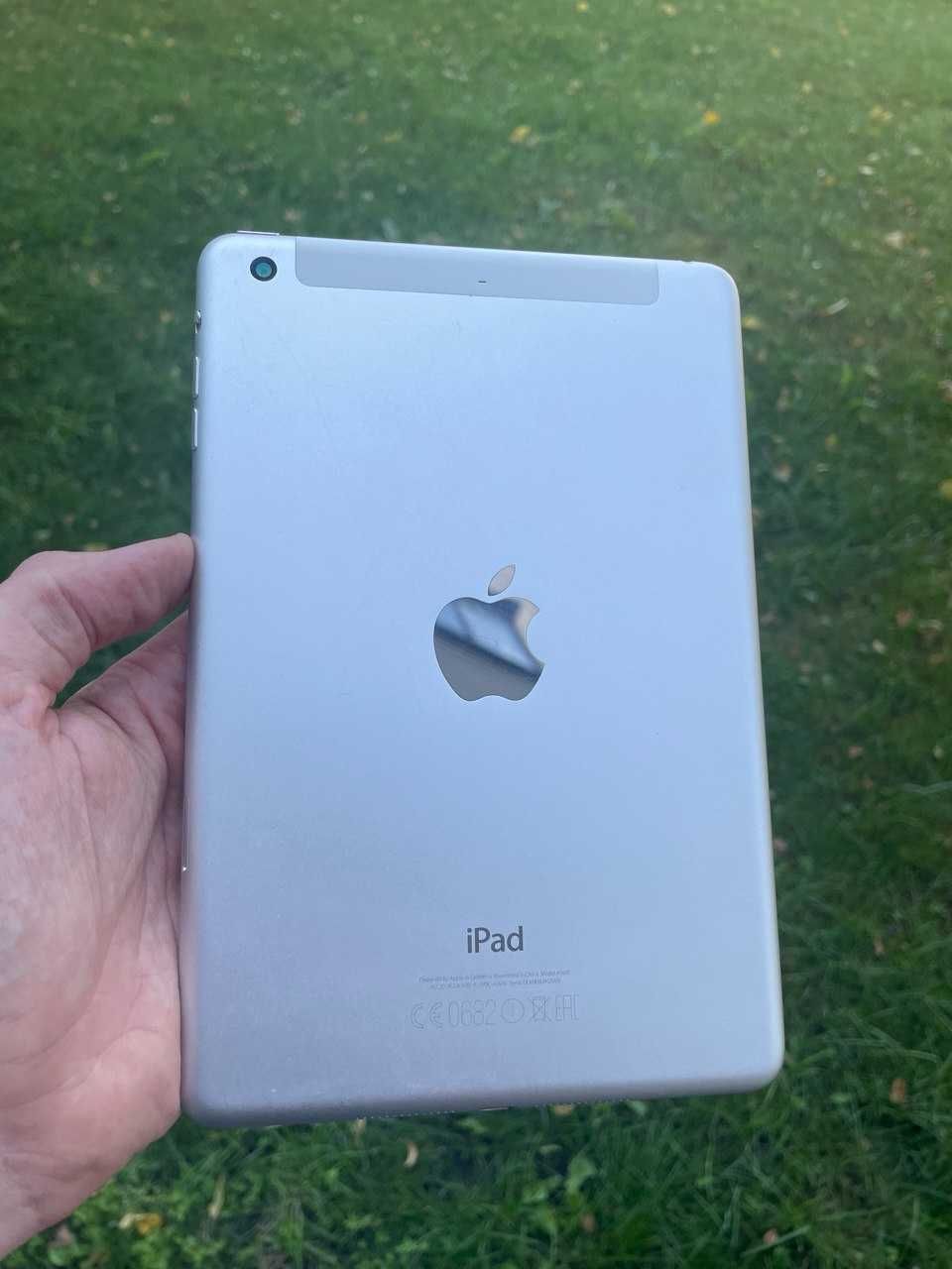 Планшет Apple iPad mini 3 16 GB Silver