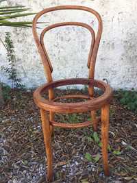 Cadeira thonet restaurada com assento estofado