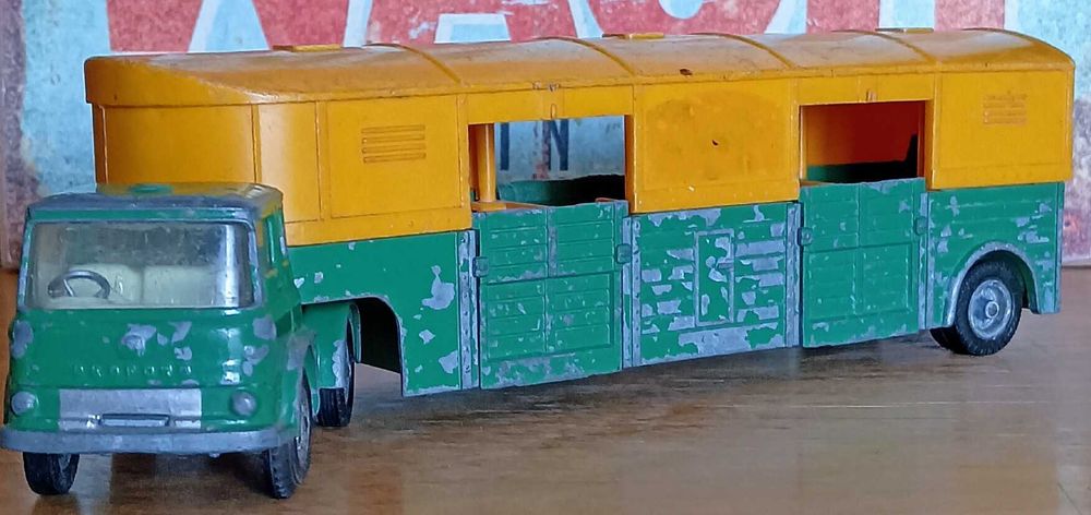 Bedford Articulated Horse Box Ref #1104 Corgi Toys
