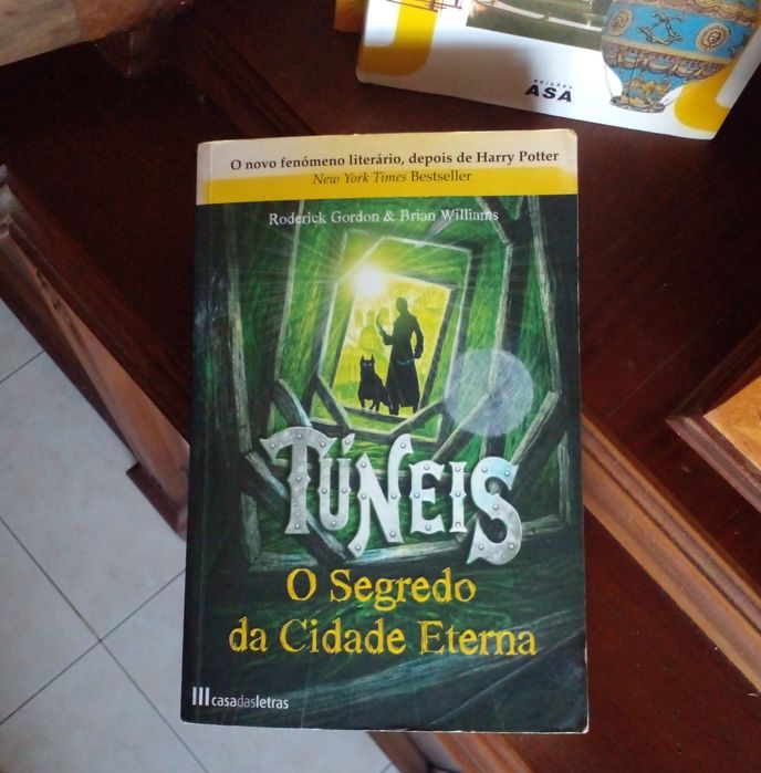 Livro TUNEIS - O segredo da cidade ETERNA