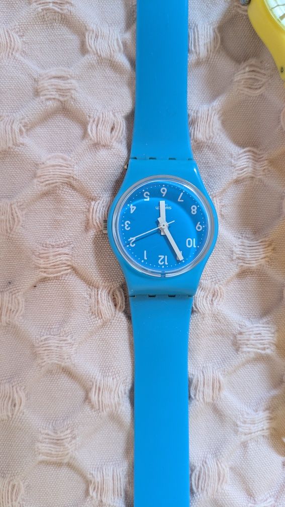 Relógios Swatch azul e amarelo