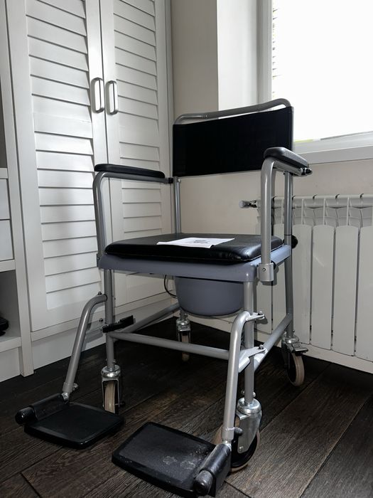 Крісло-каталка з санітарним оснащенням