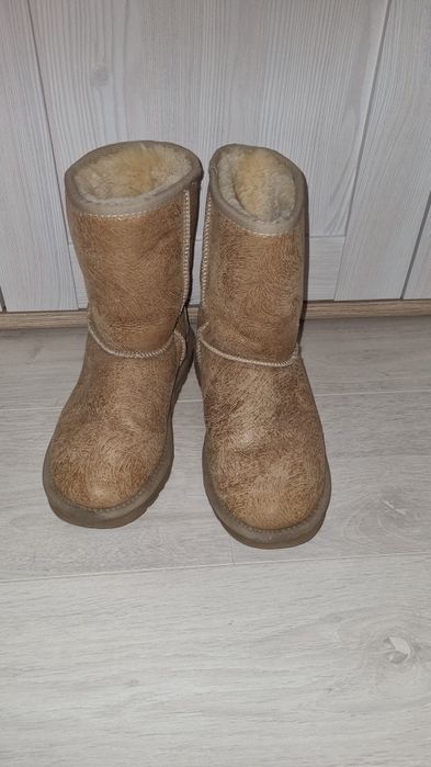 Уггі шкіряні бежевого кольору