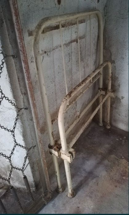 Cama em ferro antiga