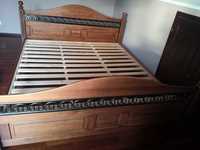 Eleganckie łóżko drewniane z elementami metaloplastyki