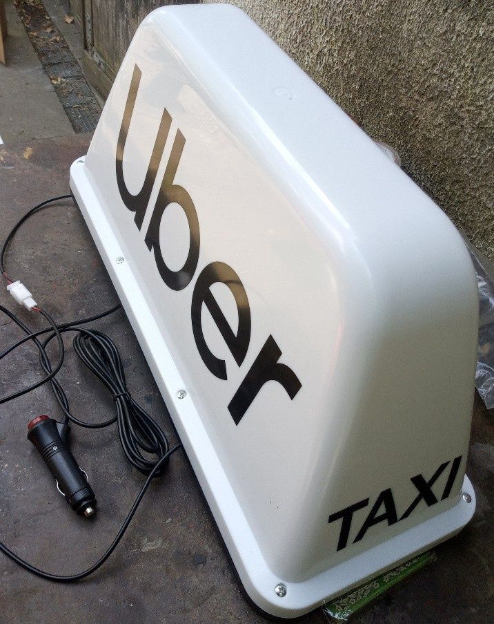 Lampa Uber-Taxi oświetlona