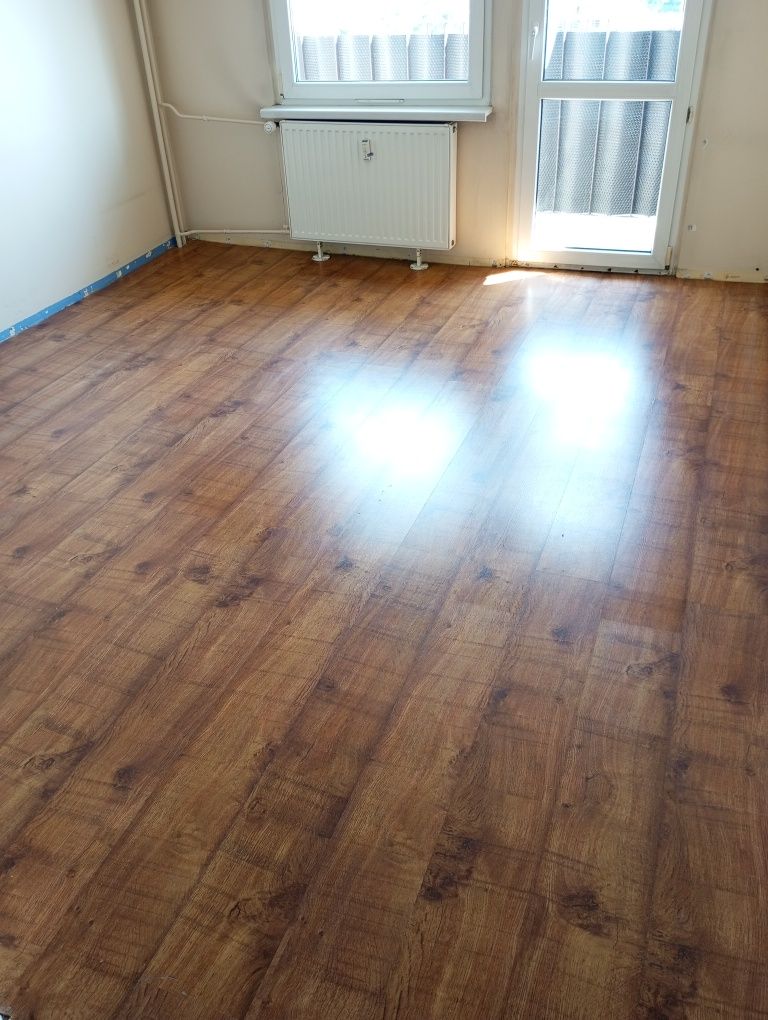 Panele podłogowe laminowane 27 m2 kolor złoty dąb + listwy podłogowe.