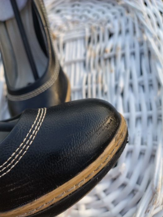 Buty na szpilce z przeszyciami