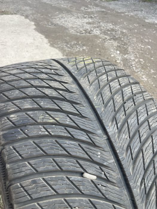 Продам комплект резини 295/35/21