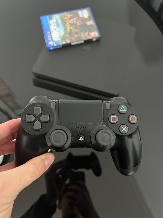 PlayStation 4 com 500GB+ Jogo “FARCRY5”+ 2 Comandos, Carregador+cabos