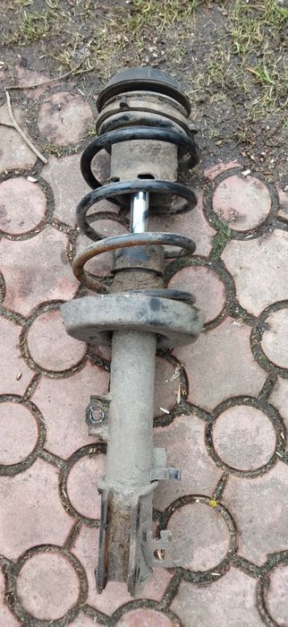 Передні стойки на Opel Vectra опель вектра B