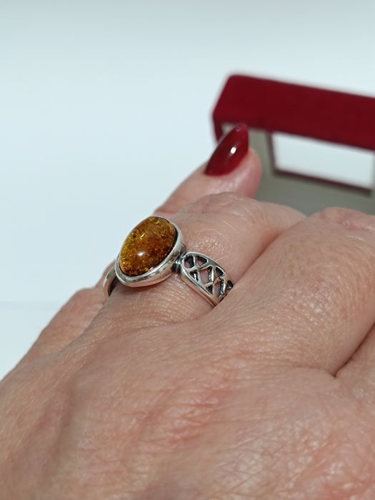 Srebrny pierścionek z herbacianym bursztynem roz.21, srebro próby 925