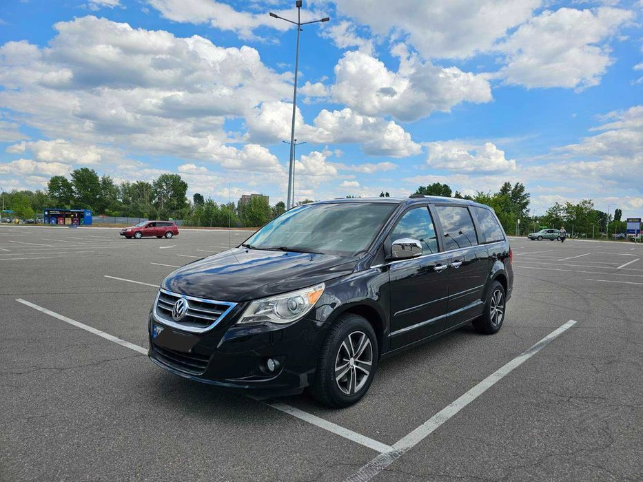 Мінівен Volkswagen Routan у максимальній комплектації SEL Premium.