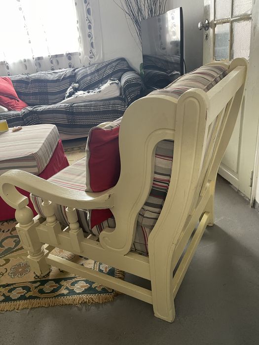 Cadeirao de madeira tecido novo