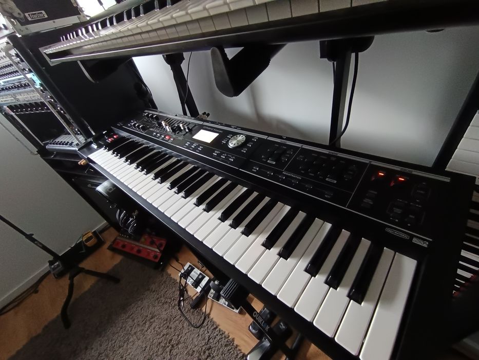 Roland VR-09 - Órgão / Sintetizador / Piano Digital / Bateria