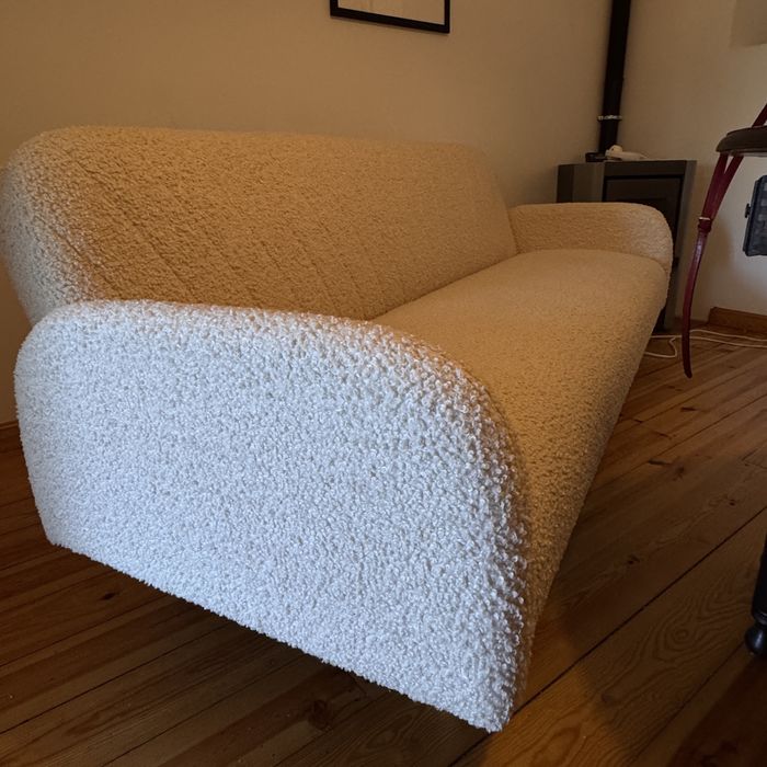 Sofá em tecido bouclé — elegante, confortável e quase novo