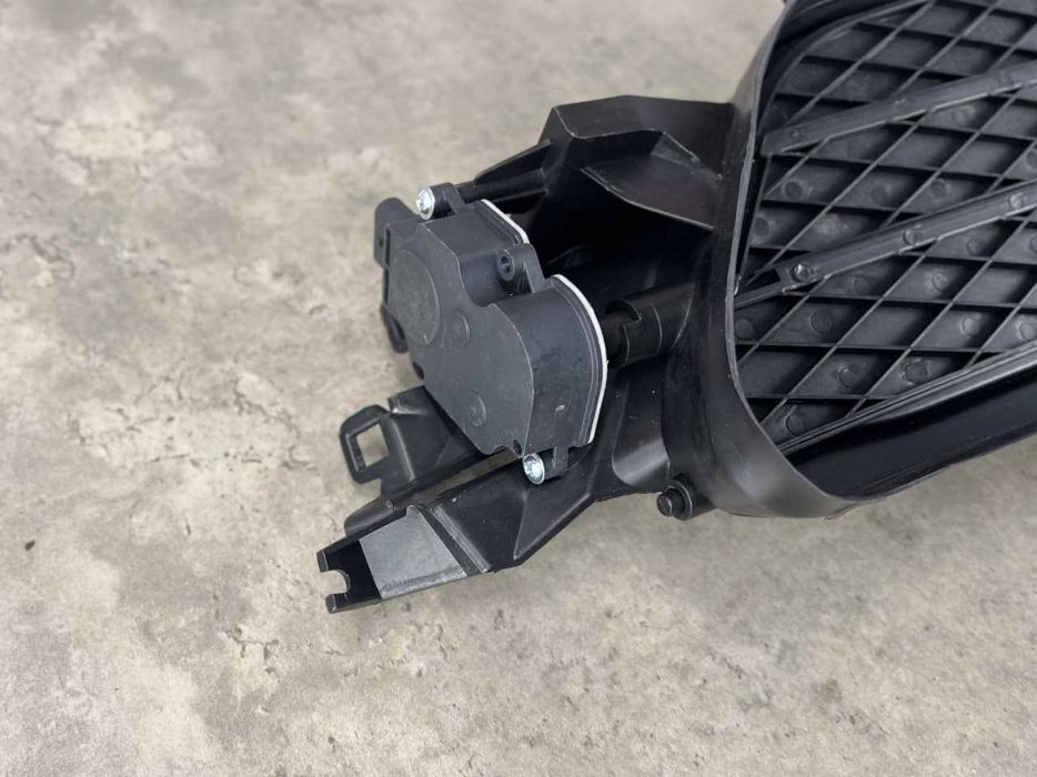 Повітрозабірник ( малий з моторчиком ) - Tesla Model S  / 1058007-00-J