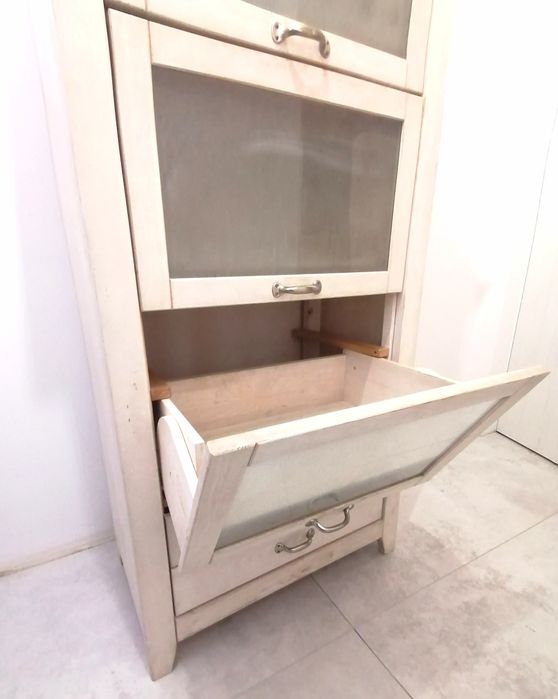 Komoda biała drewniana rustykalna pionowa bieliźniarka