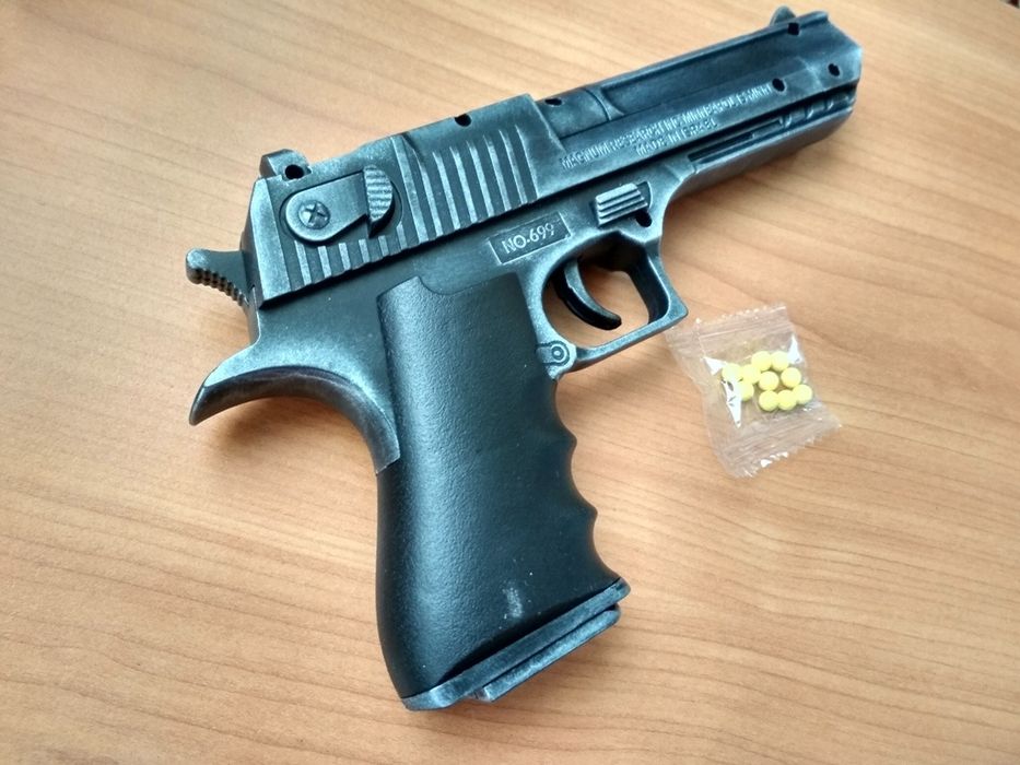 Детский пистолет на пульках 6 мм.