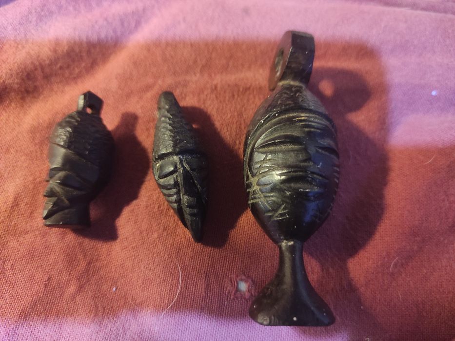 Três esculturas de pau preto