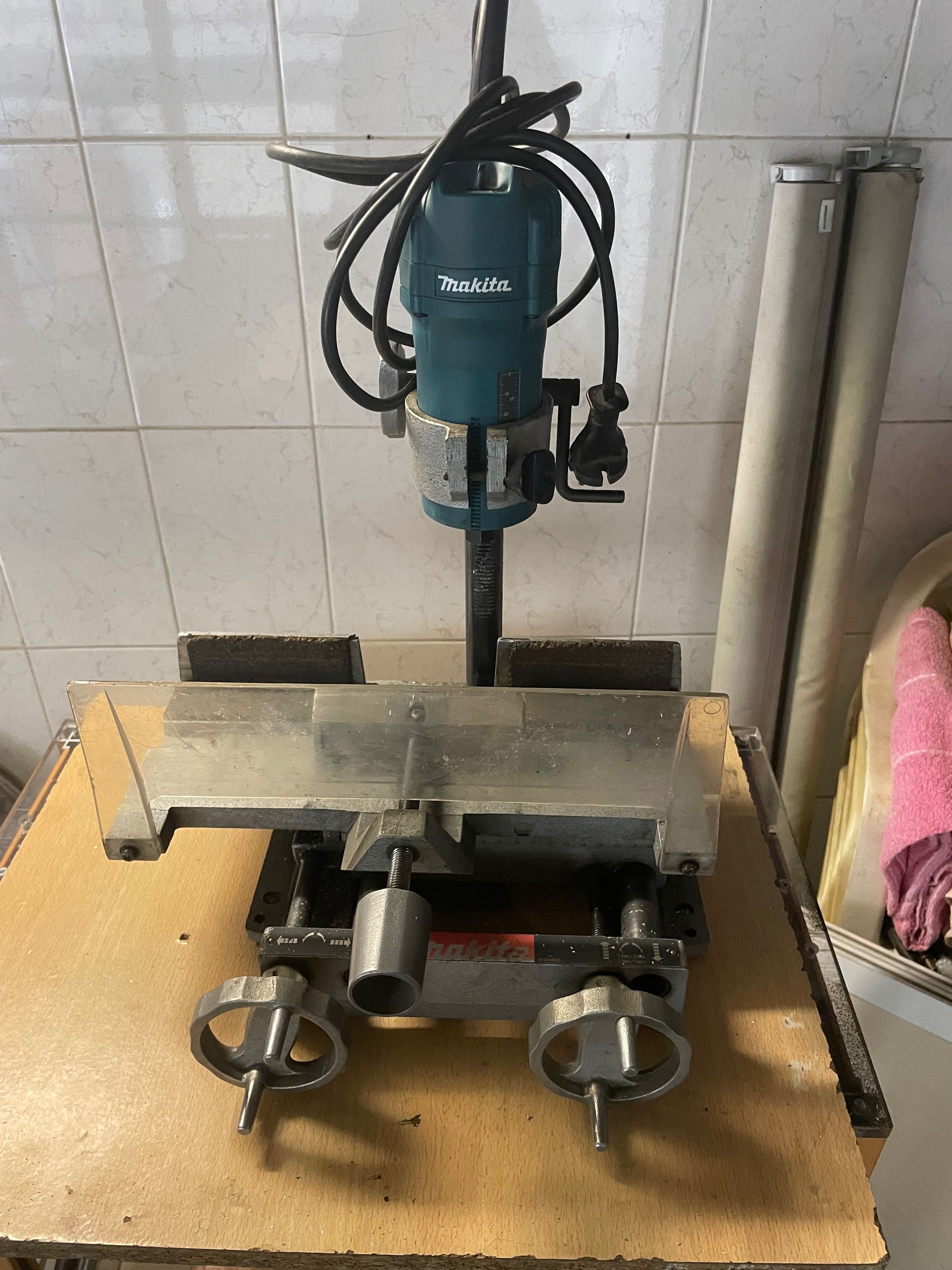 Fresadora Makita com bancada