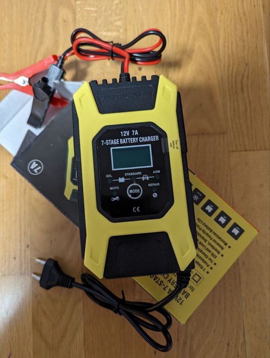 Автоматичний зарядний пристрій Foxsur12v 7A.