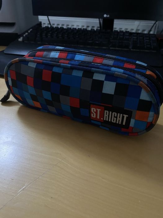 Piórnik plus kredki i pisaki GRATIS. St. Right