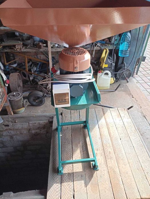 Зерноподрібнювач, млин, дку.