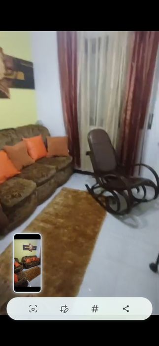 Cadeira balanço preta e castanha em couro