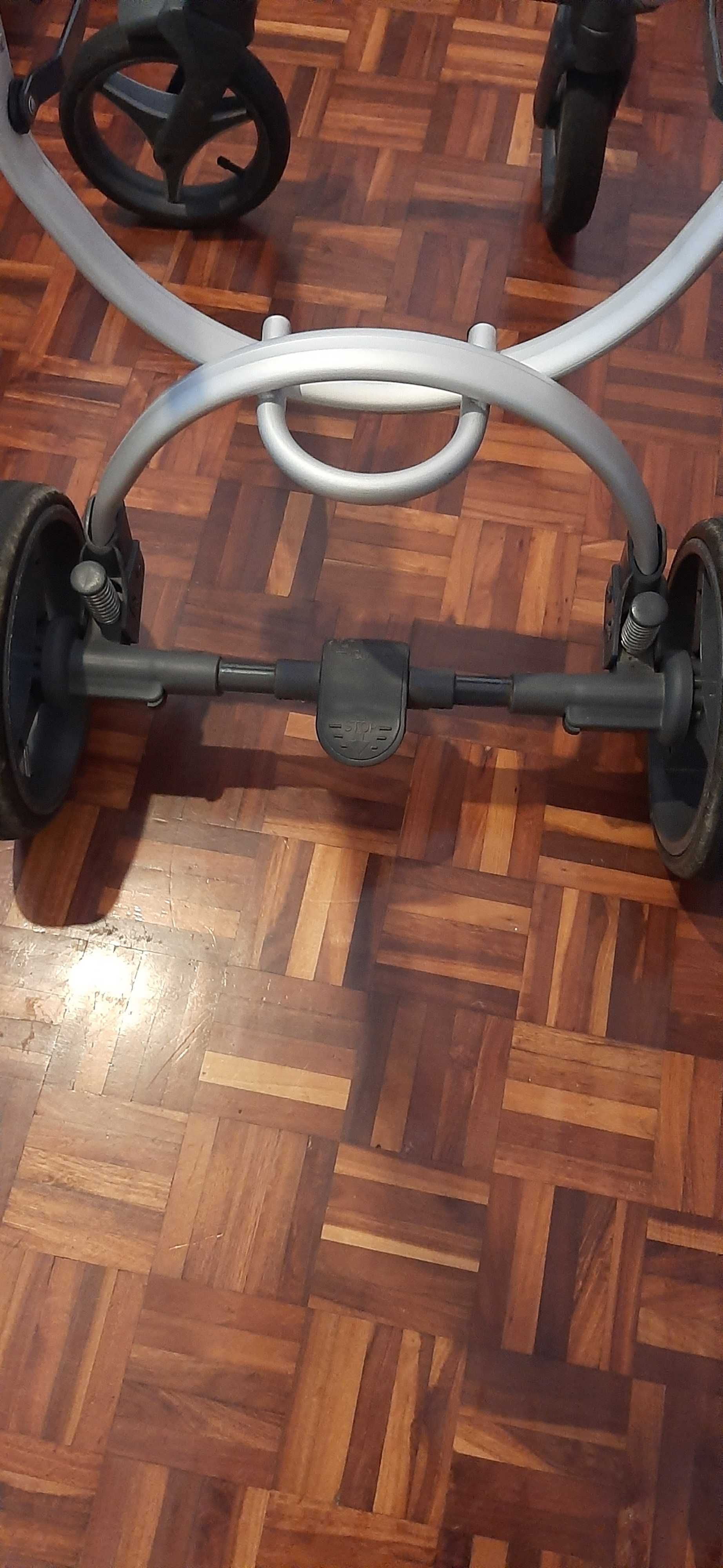 Carrinho de bebé em bom estado, apenas algum desgaste na asa d segurar