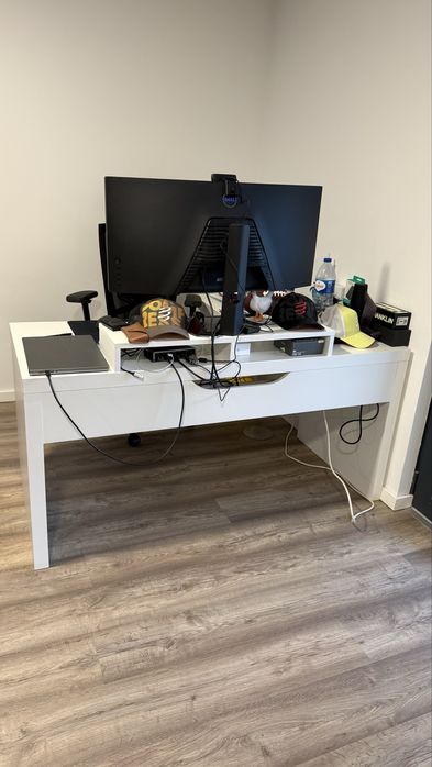 Secretaria IKEA Malm com painel extensivel