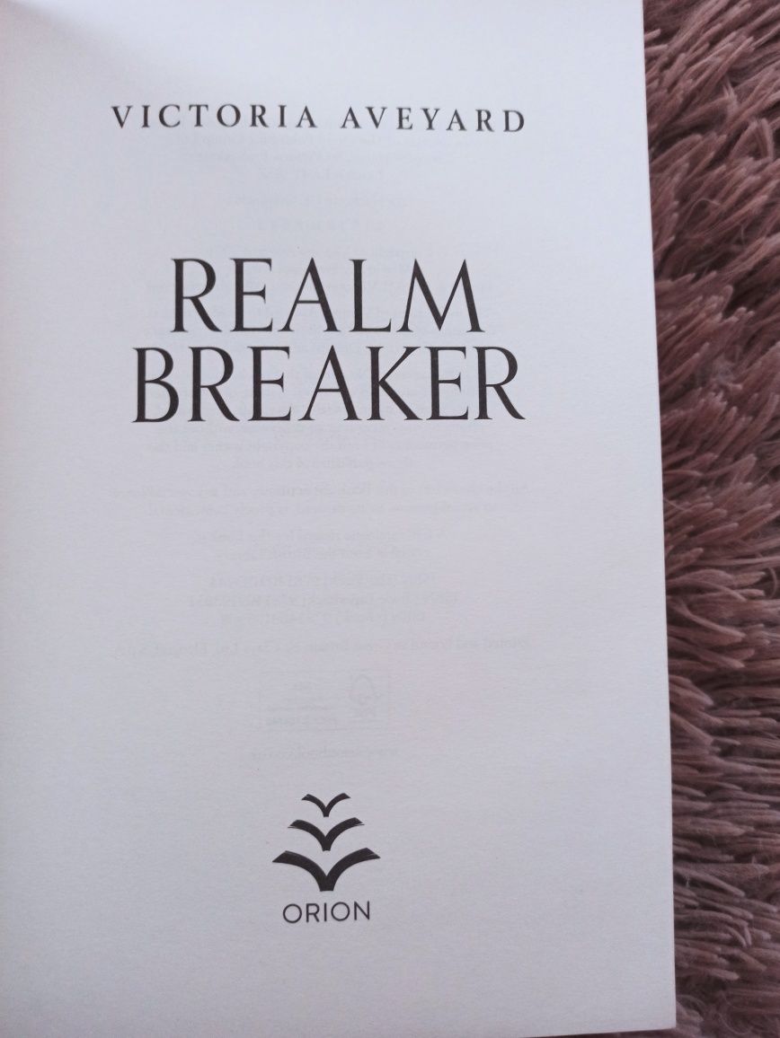 Realm Breaker Victoria Aveyard Книга англійською мовою РуйнівникСвітів