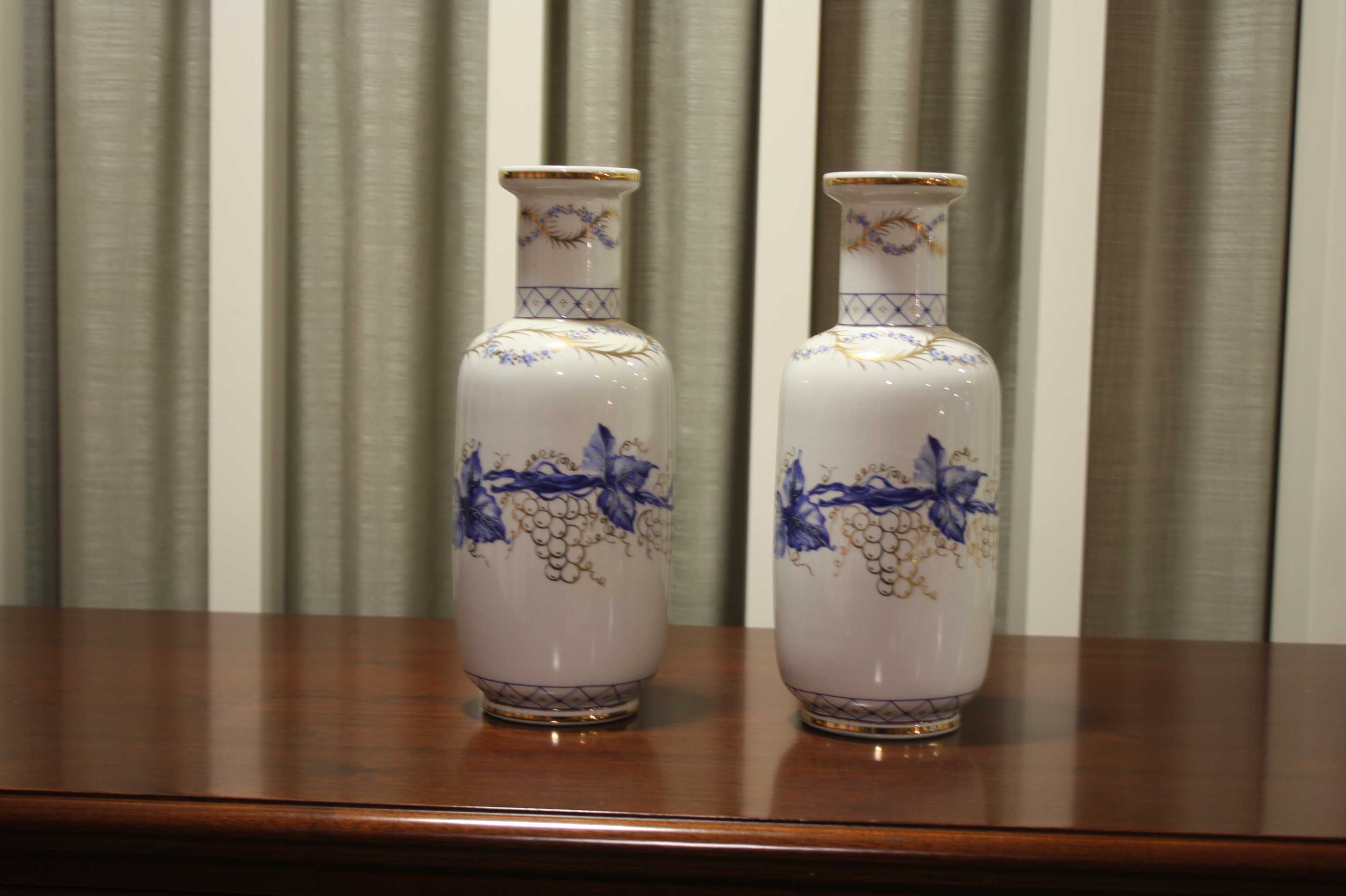 Duas jarras de porcelana