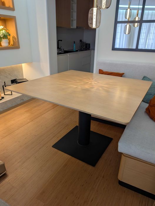 Mesa de jantar em bambu 120x120cm com base metálica