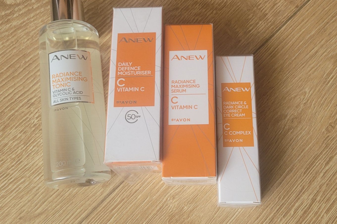 Zestaw Avon z witaminą C serum, krem SPF50, tonik krem pod oczy