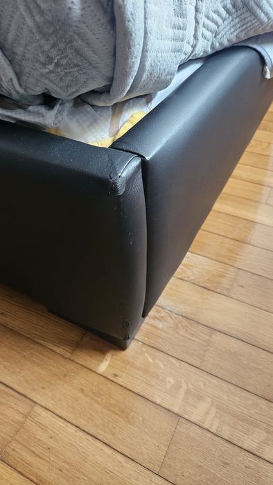 Cama casal em pele preta